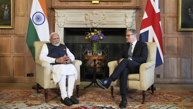 India and UK officials signing free trade agreement